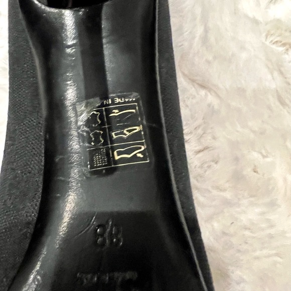 Gucci Women’s pumps. Classic GG logo. Black with gold hard wear. Size 8. - Picture 5 of 7